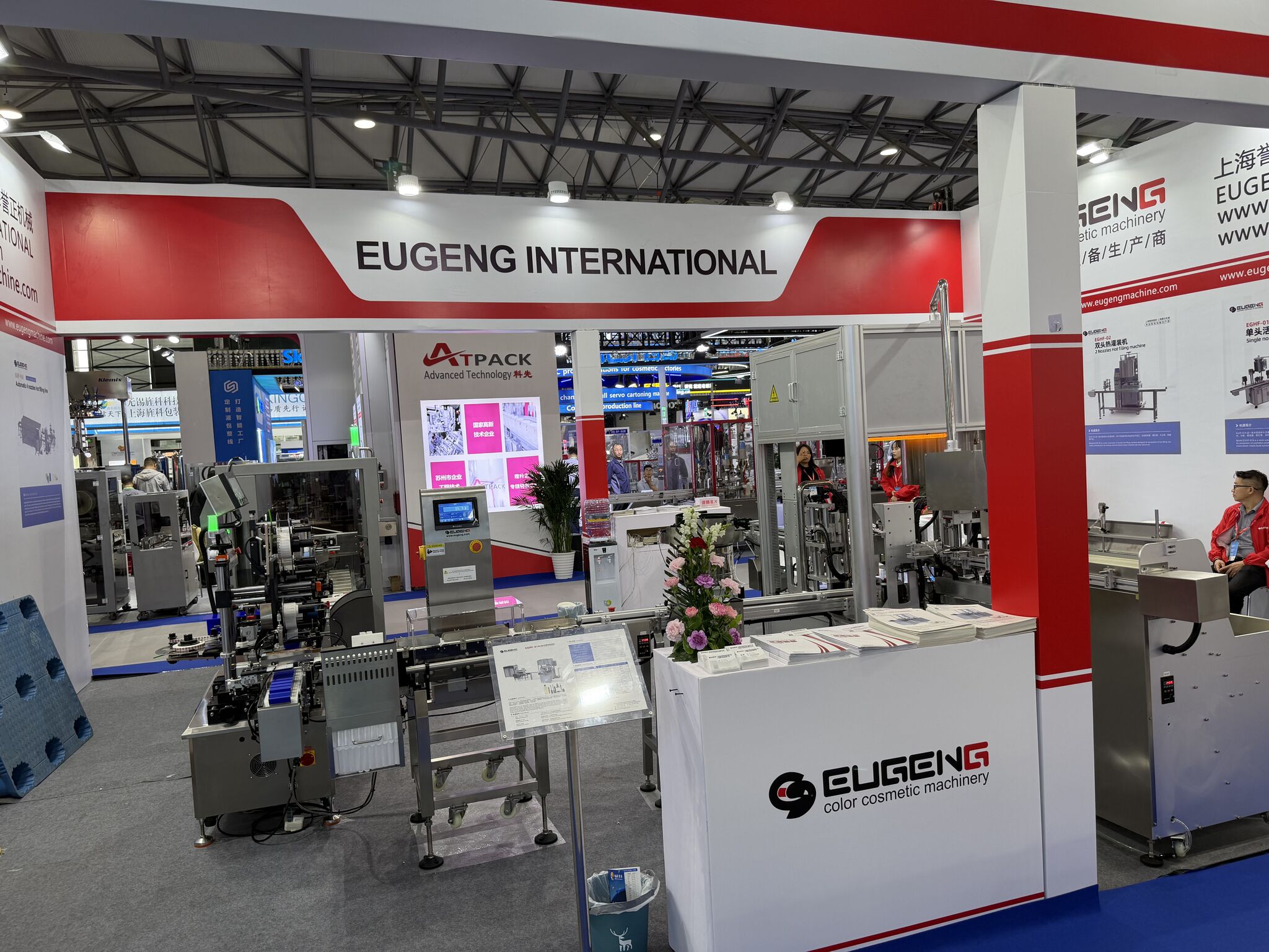 Cosmetic filling machine